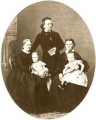 Eduard Mörike mit seiner Frau, seiner Schwester und seinen beiden Kindern (um 1860)