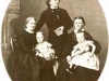 Eduard Mörike mit seiner Frau, seiner Schwester und seinen beiden Kindern (um 1860)