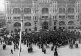 Versammlung vor dem Rathaus