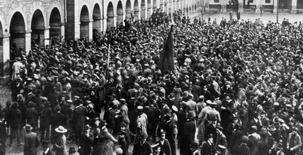 Blick auf eine Menschenmenge im Hof der Rotebühlkaserne in Stuttgart. Verteilen der Waffen am 09. November 1918