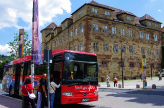 Stuttgart Tour Bus vor dem alten Schloß Stuttgart